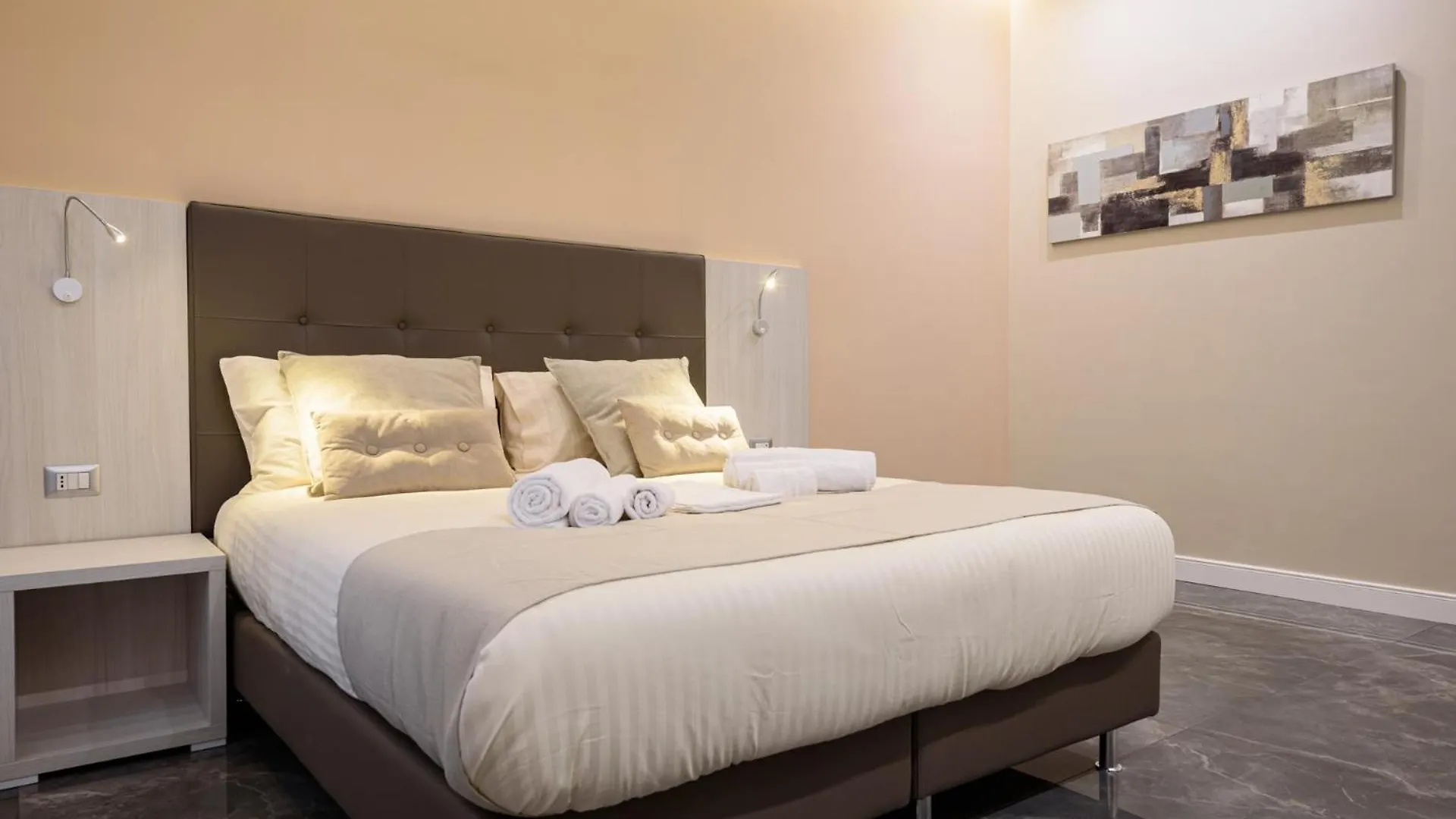 Hotel Deda & Fove Napoli 0*,  Italia