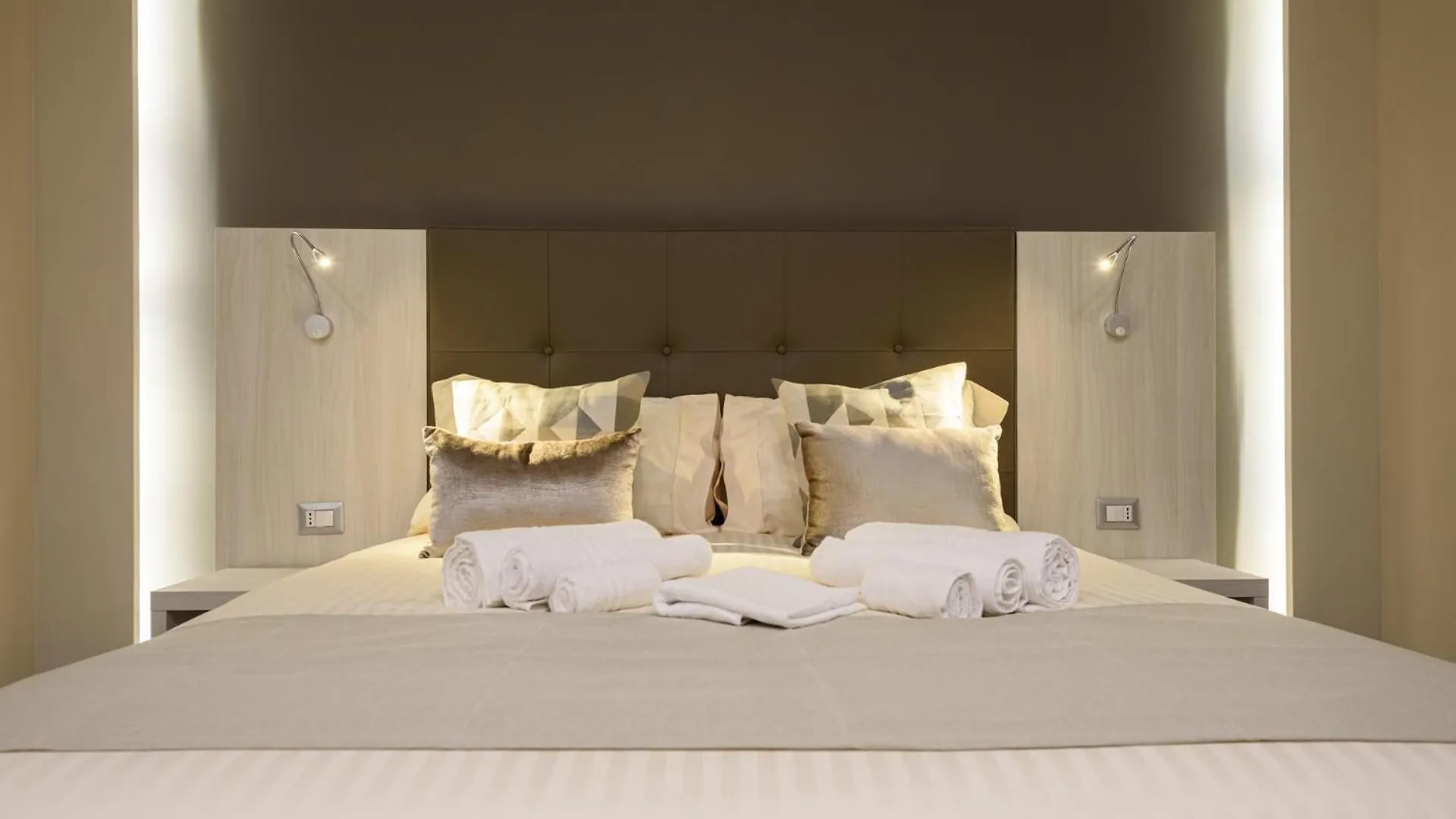 Hotel Deda & Fove Napoli 0*,  Italia